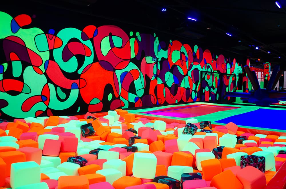 Família comemorando no parque com balões e ambientação de festa